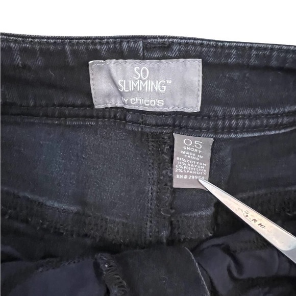 Chicos So Slimming Dark Wash Black Straight Leg Jeans Sz 0.5 Short US 5 / 6 - Picture 9 of 9